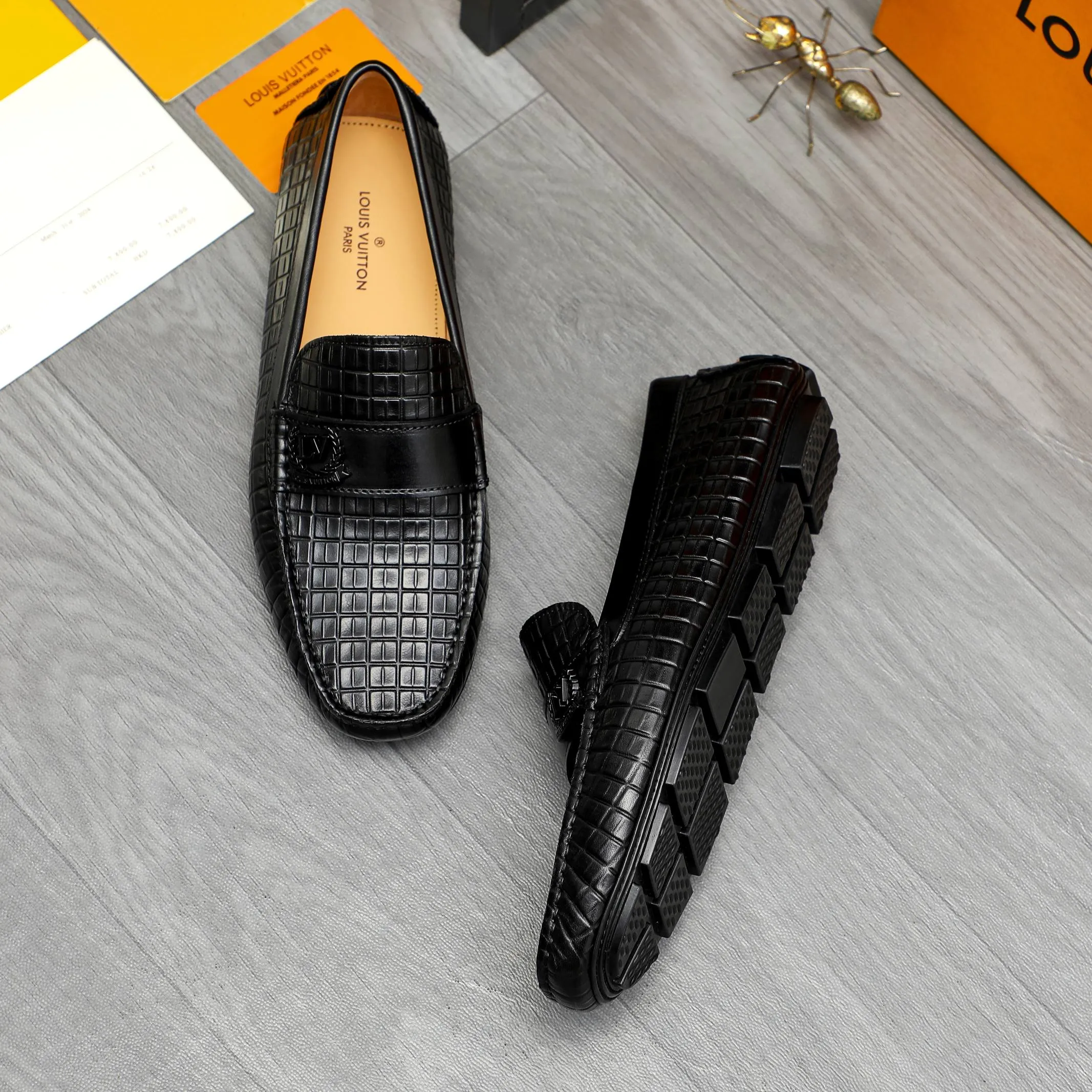 Men's shoes 💰380 Product trademark: LV "Louis Vuitton" casual slip-on shoes Regular size: 38-45 (45 is custom-made and non-returnable) Product materials: Selected embossed cowhide upper, pigskin lining, rubber outsole